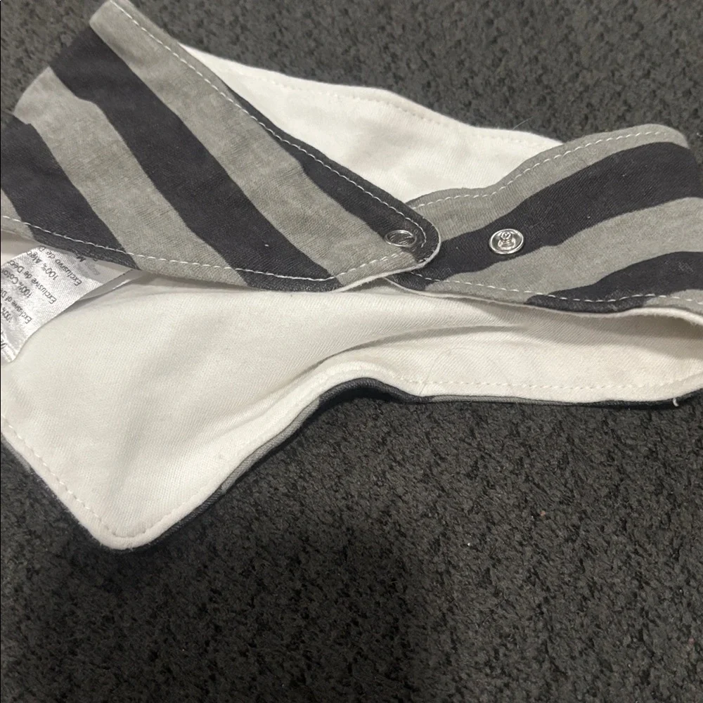 🟢10/$10 - Striped Gray and Black bib